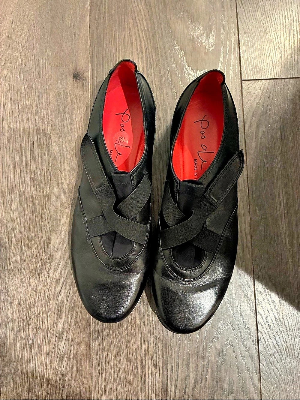 Pas de Rouge Black leather Cross-Strap Flats elastic foam lug 40.5 9  / 9.5 / 10